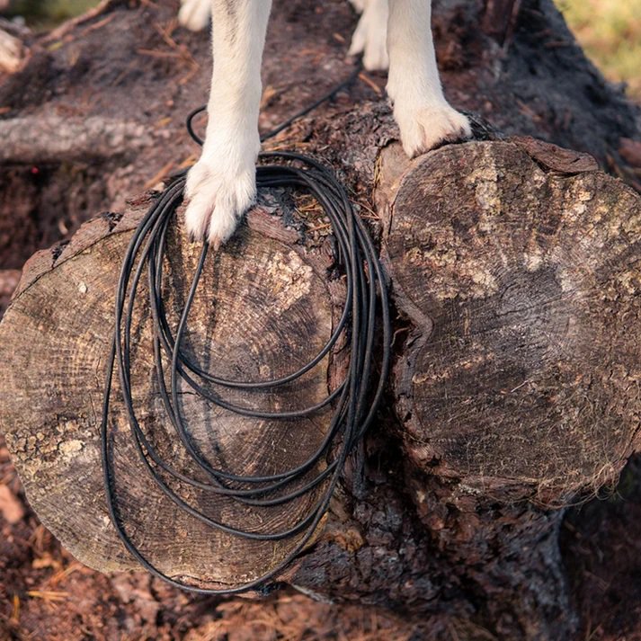 Detail of black hardware and supple rolled leather on Smiley Bark Drift towline.
