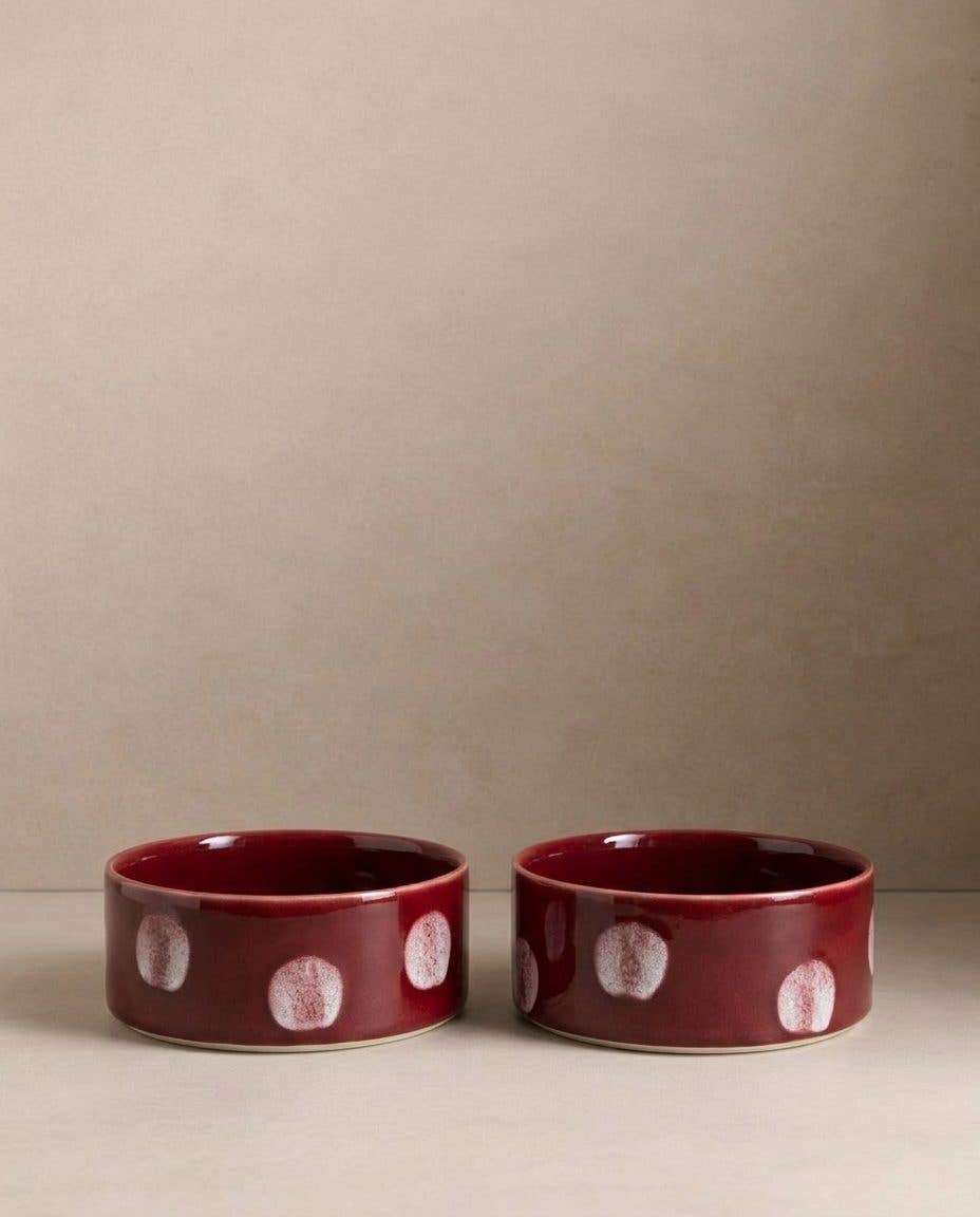 Twee Burgundy Polka Dot voerbakken van steengoed, 14 cm