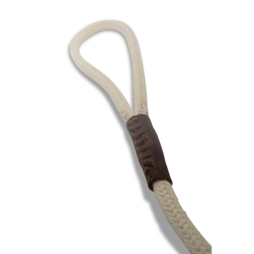 Close-up of ecru round-braided organic cotton leash with organic leather finishing