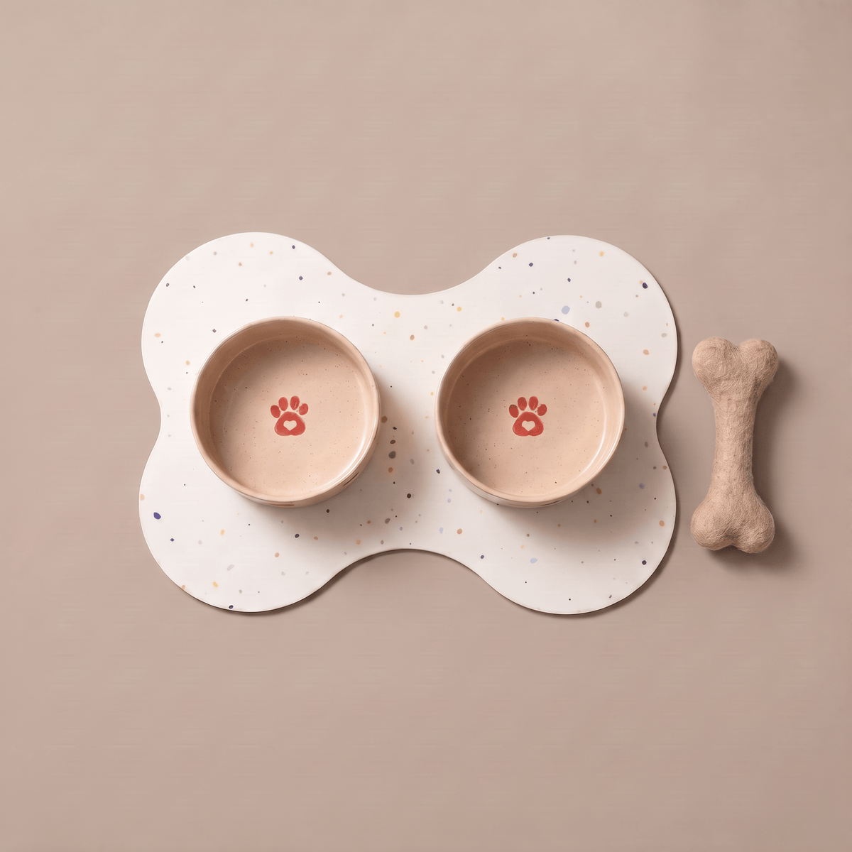 Cozy Hearts 16.5 cm bowls with placemat and felted wool bone
