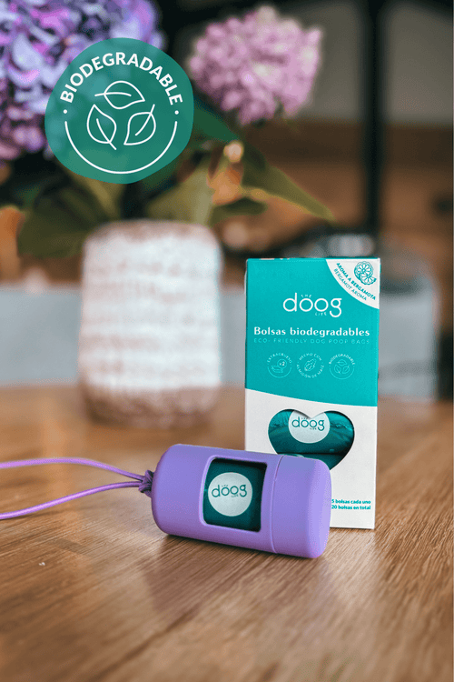 Doos biologisch afbreekbare poepzakjes met een paarse zakjeshouder