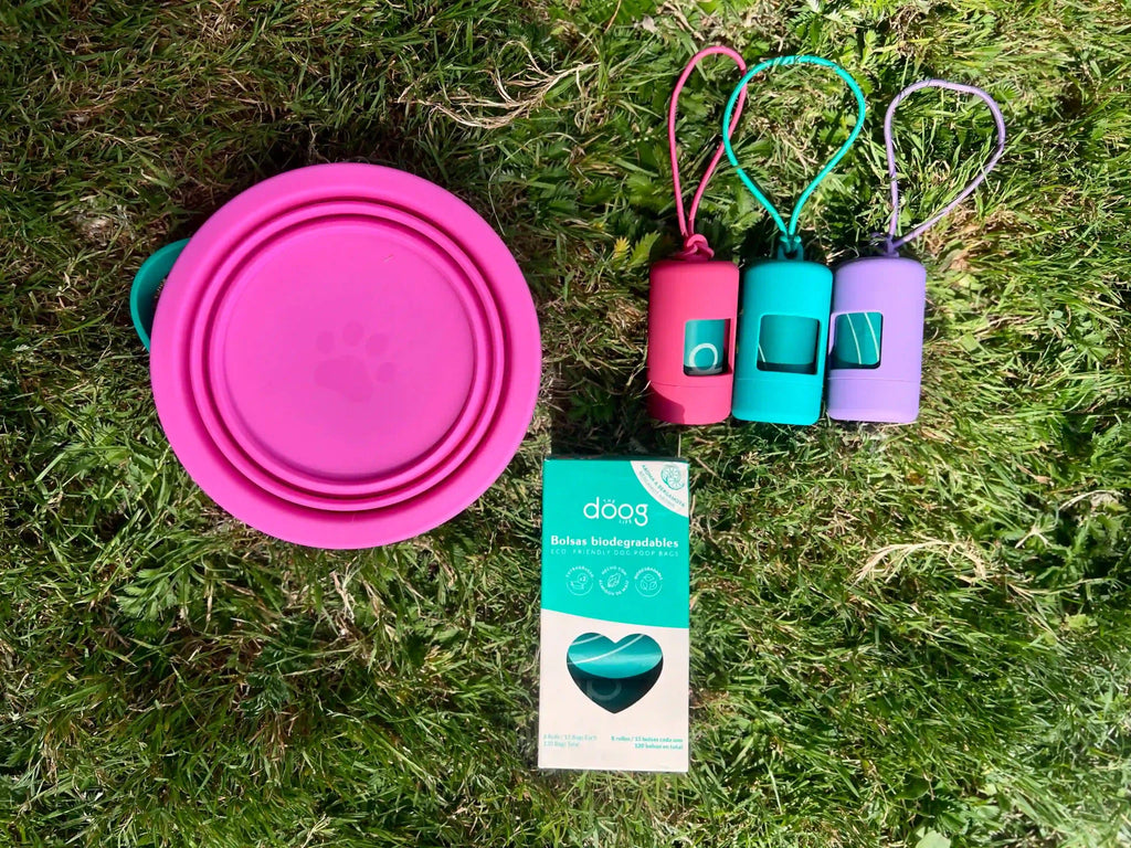 Walk Kit op het gras: reisbak, zakjeshouders en poepzakjes
